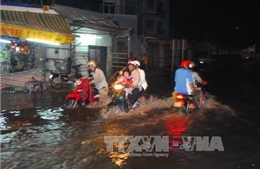 Ngày đi làm đầu tiên sau Tết, TP Hồ Chí Minh đã ngập vì mưa bất thường